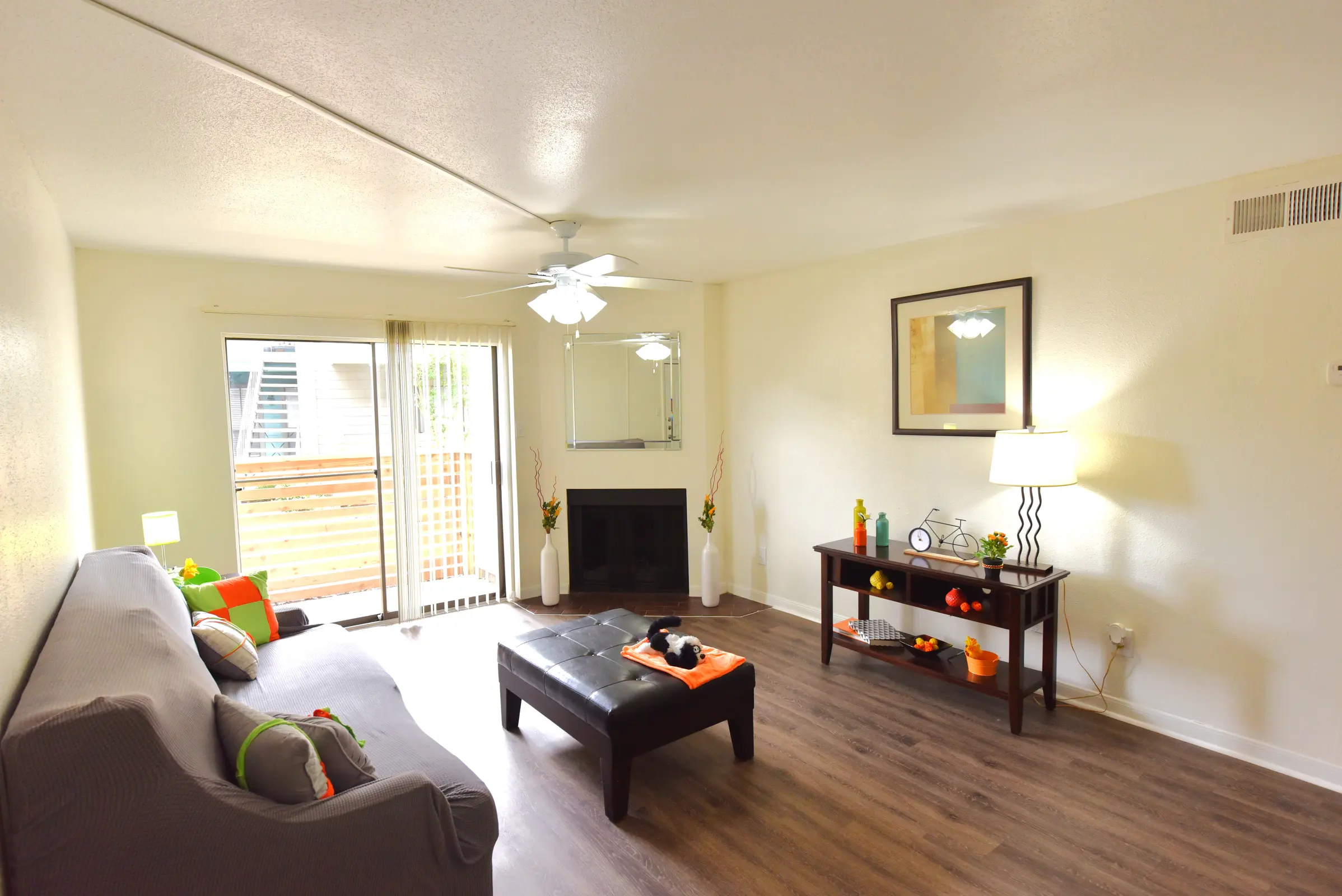 Wilshire Park living room photo