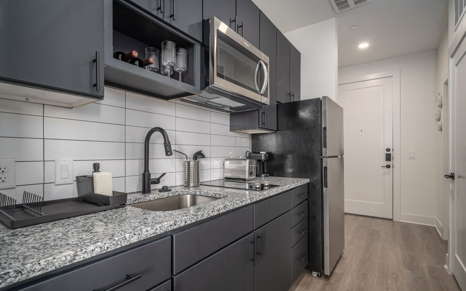 UNITi Montrose — exterior and grounds