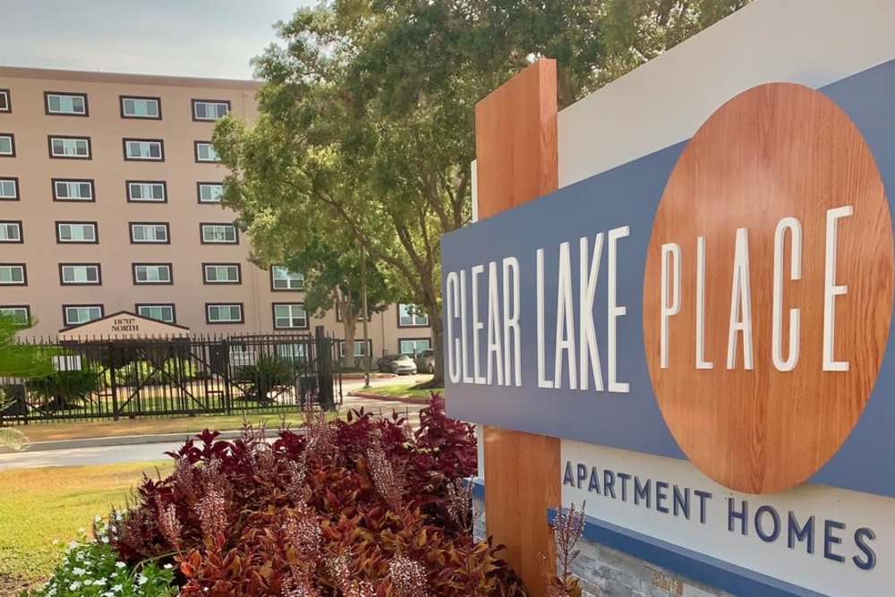 Clear Lake Place — exterior and grounds