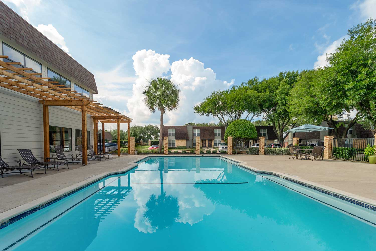 Resort Townhomes — exterior and grounds
