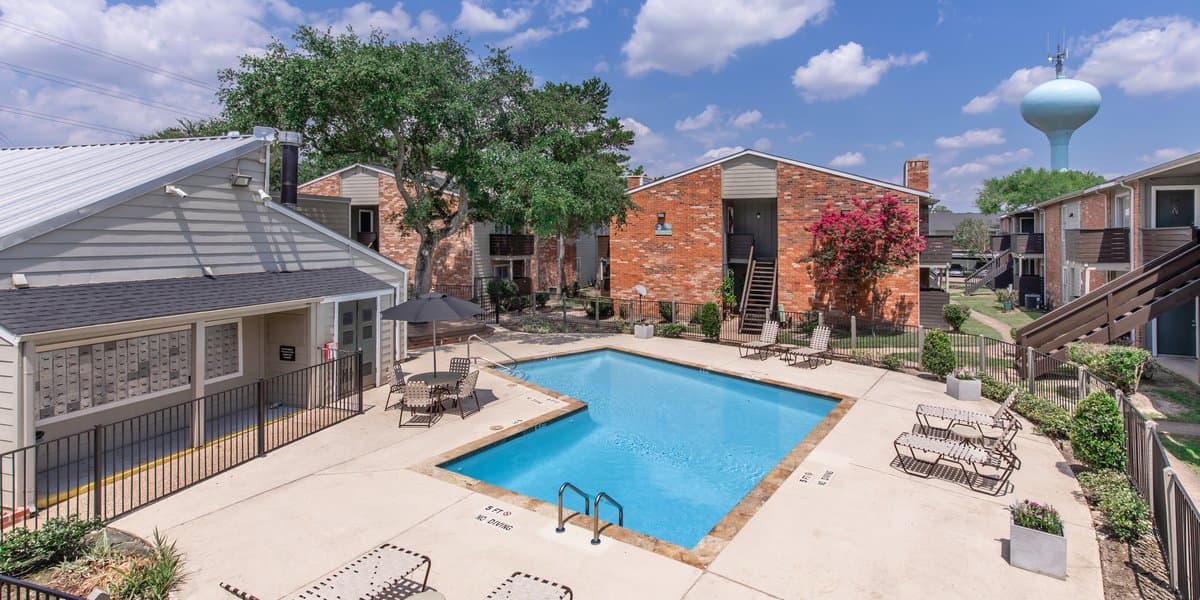 Regal Pointe — exterior and grounds
