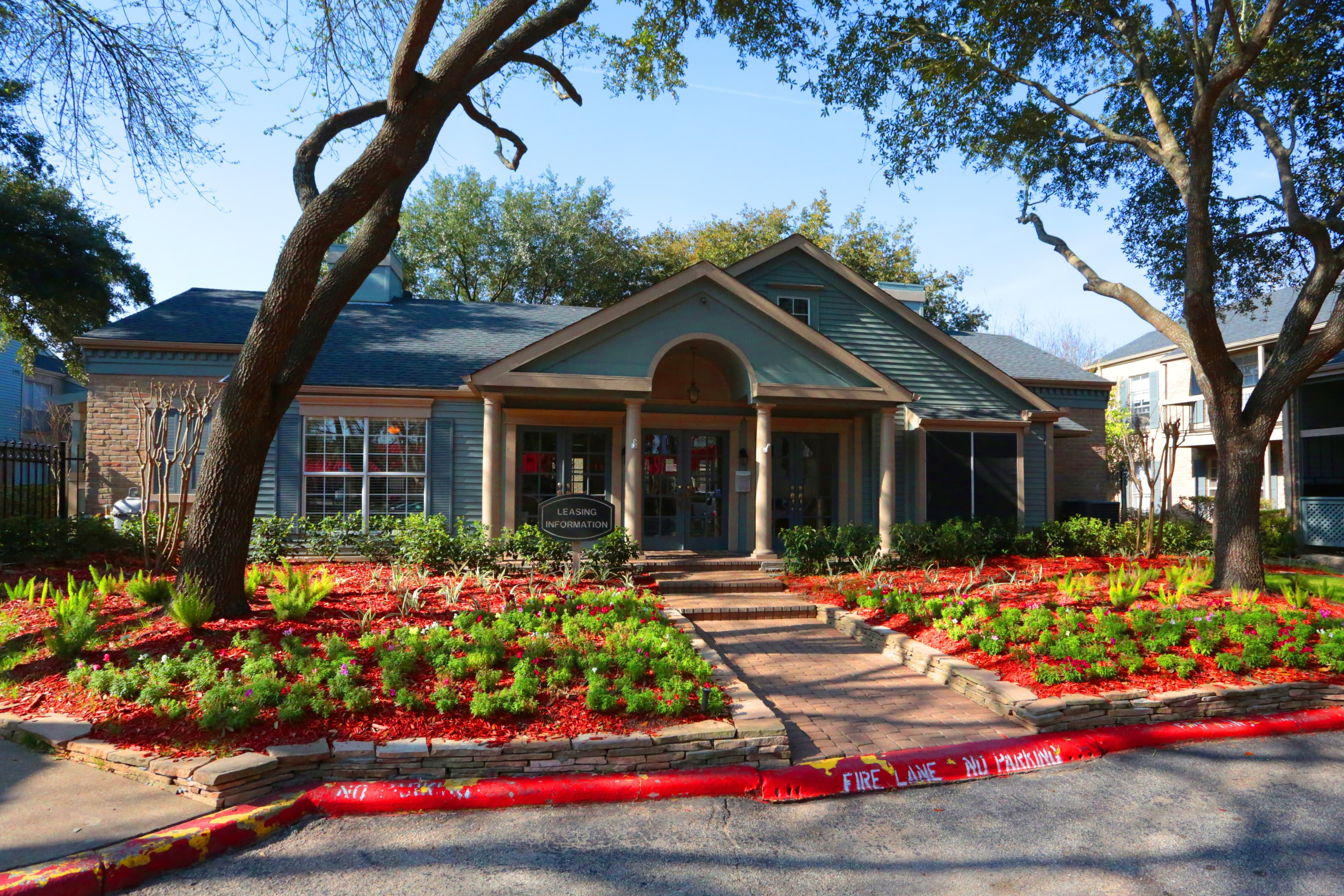 Champions At Ponderosa building exterior photo