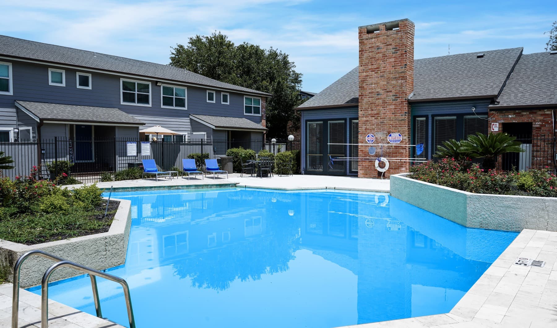Huntington At Stonefield — exterior and grounds