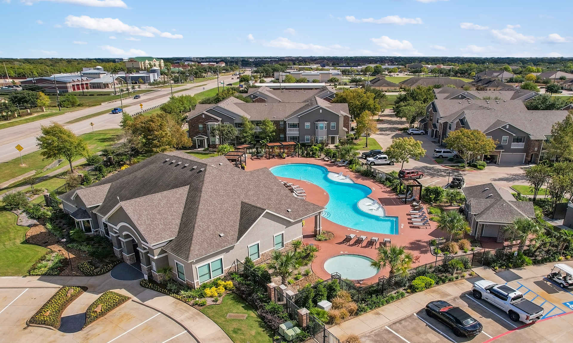 Sladestone Shadow Creek — exterior and grounds