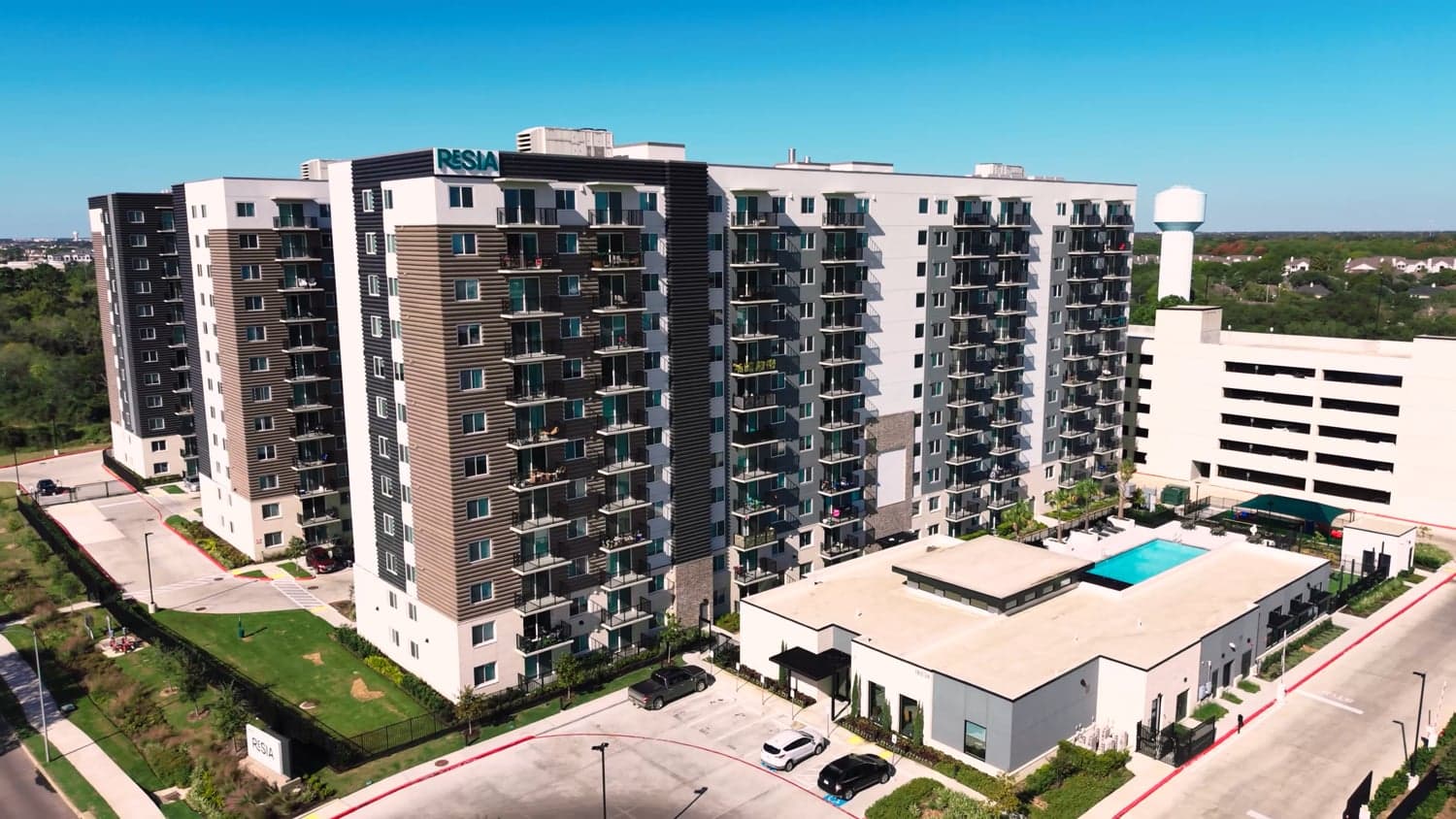 Resia Ten Oaks — exterior and grounds