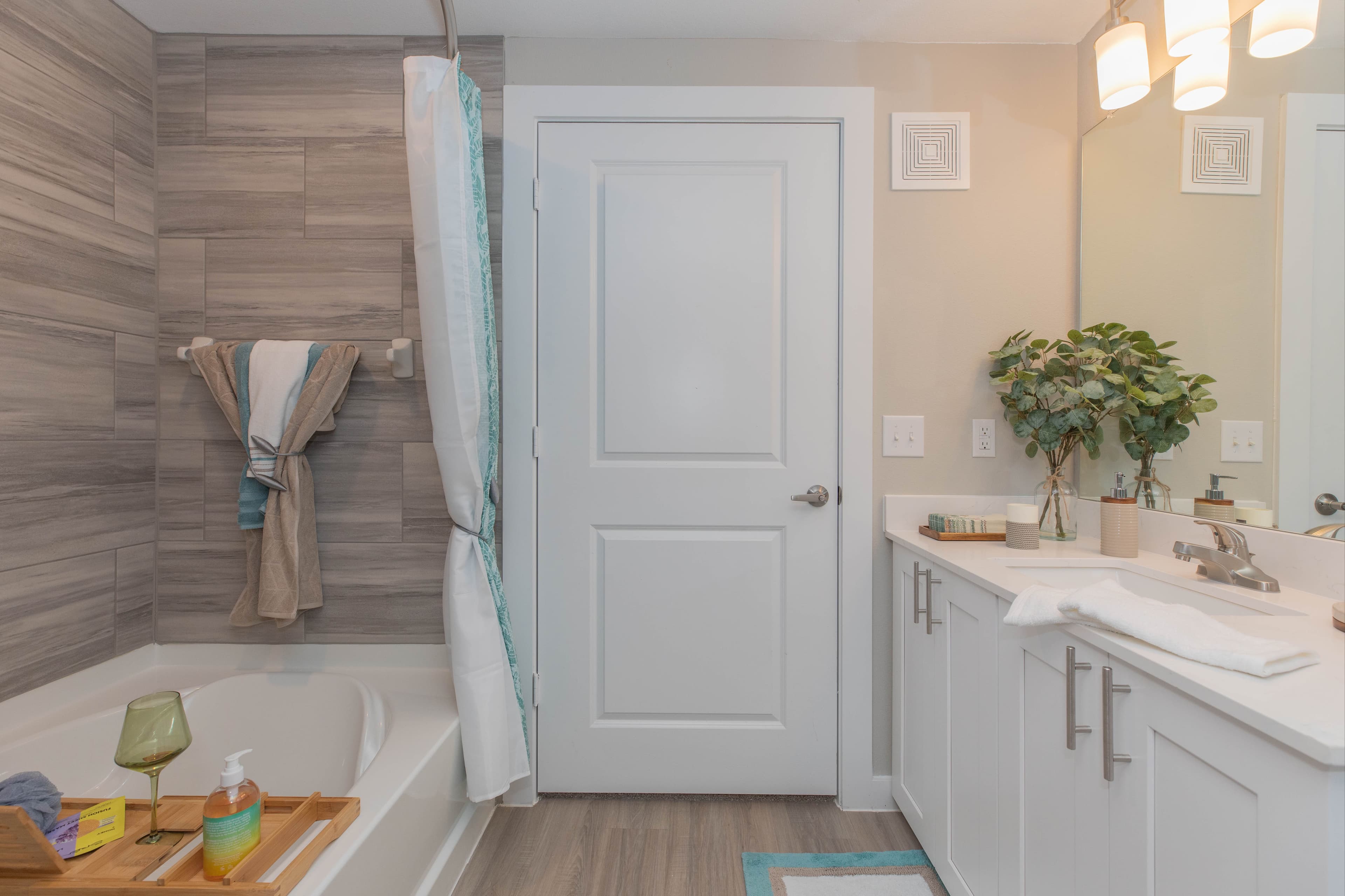 Aria At Ella photo 3
