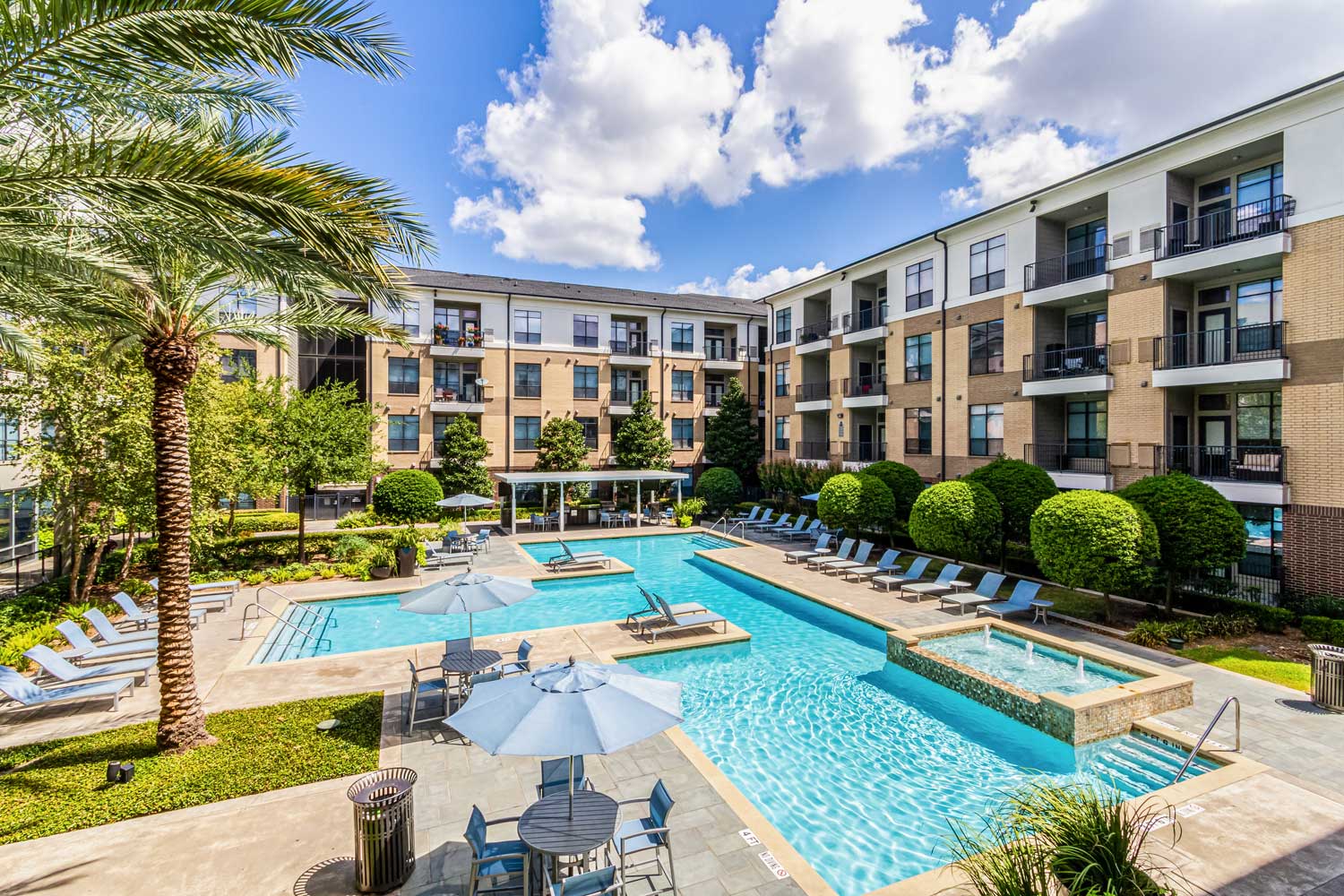 Caroline On Voss — exterior and grounds