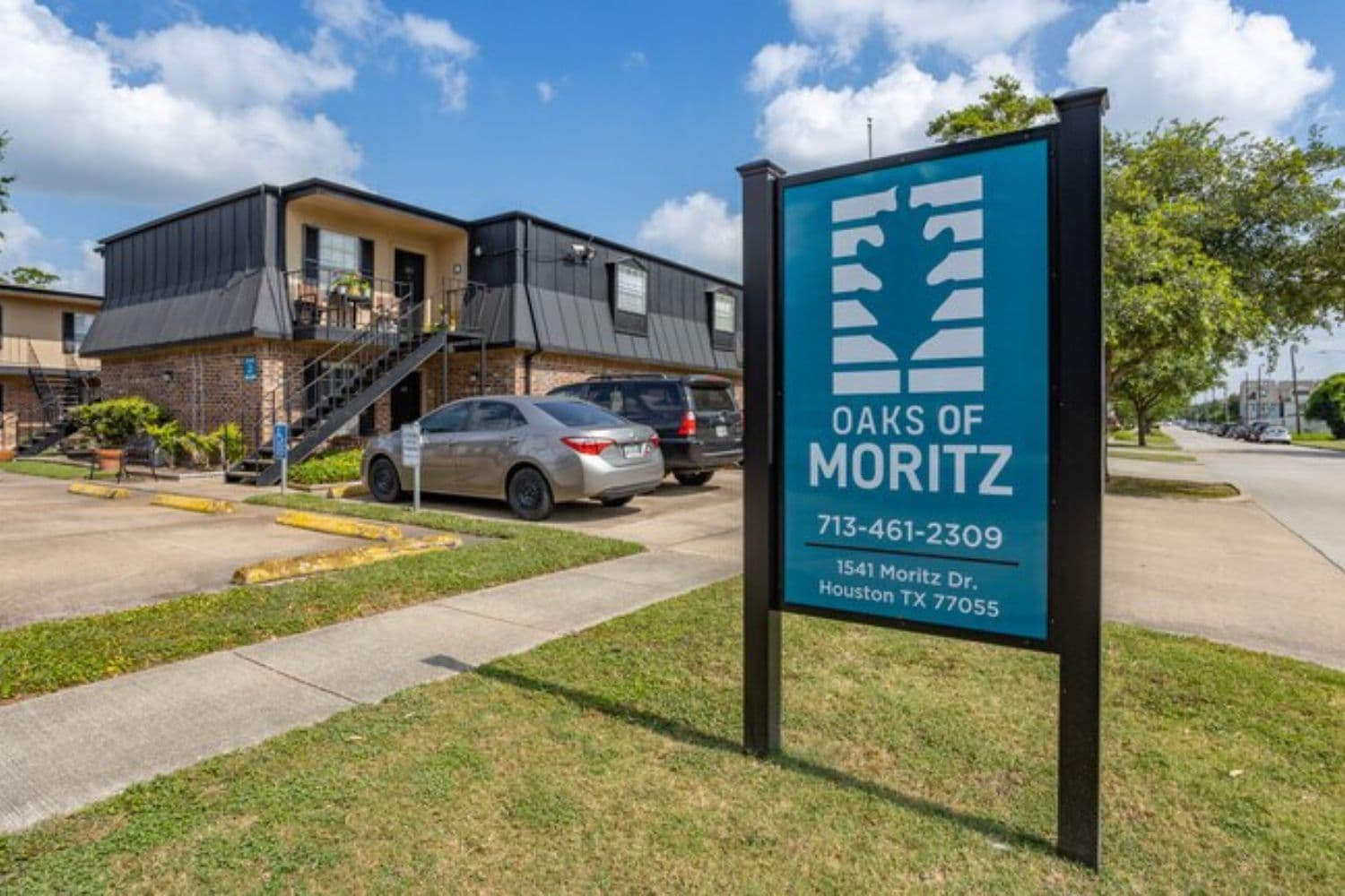 Oaks Of Moritz — exterior and grounds